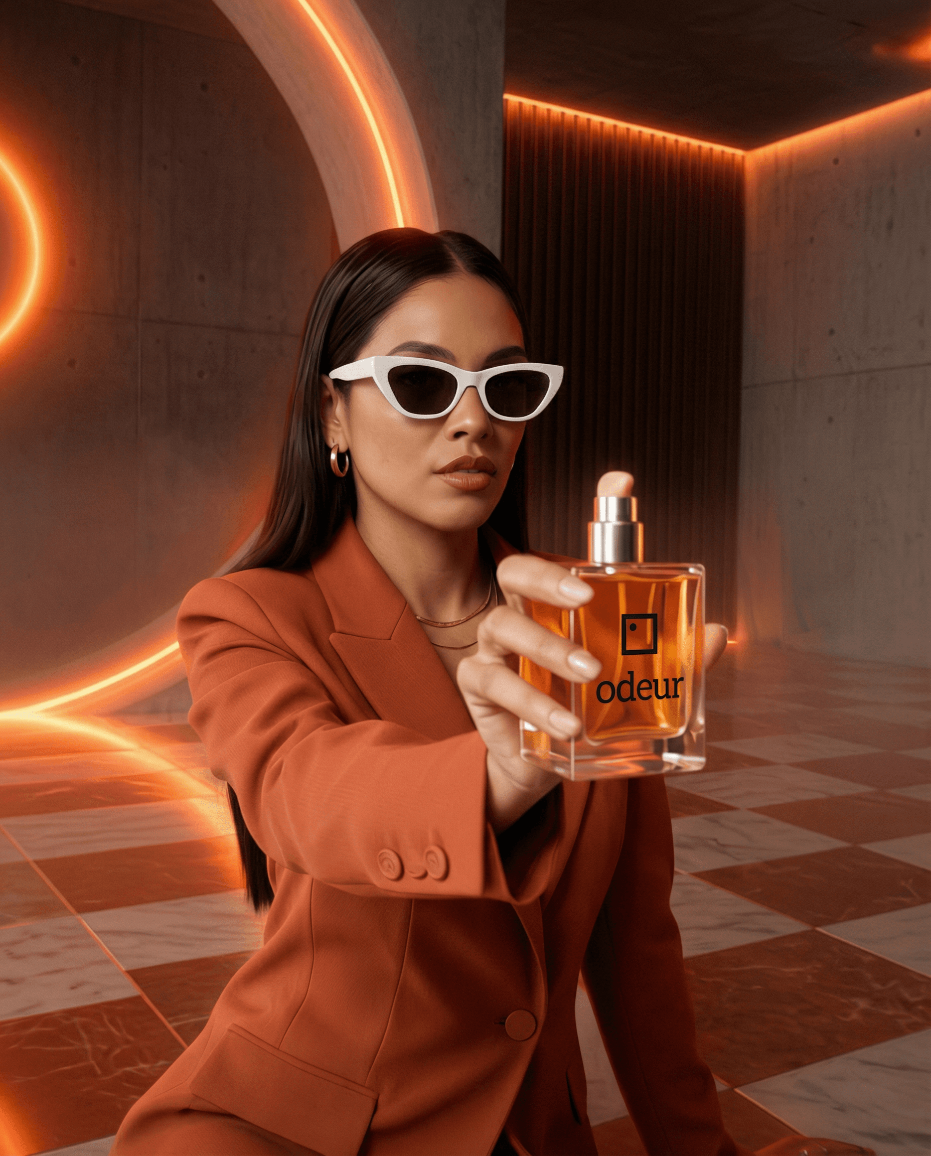 Editorial de marca ODEUR: frasco de fragancia presentado en un interior de hormigón con luz naranja